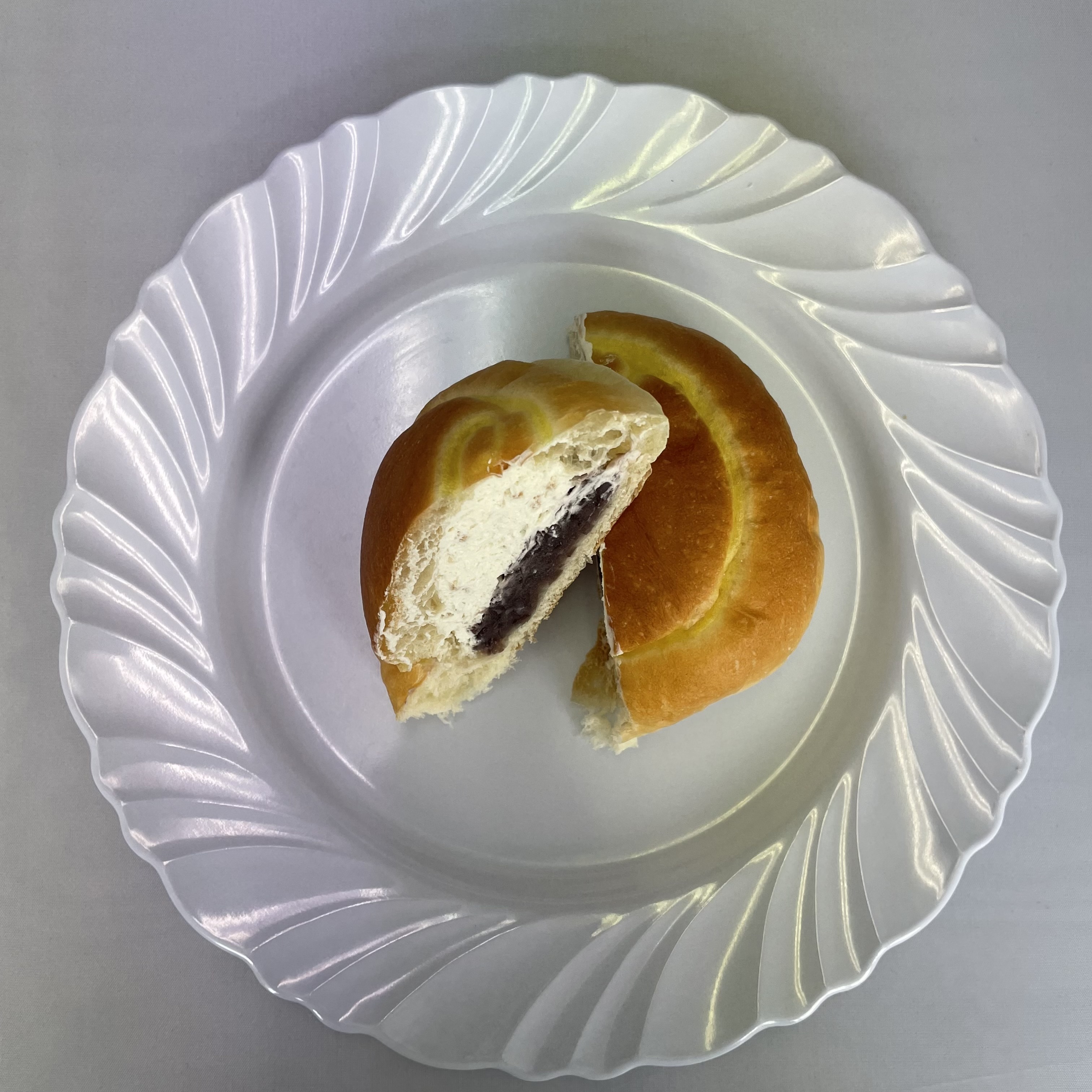 及川さんのフルーツを使った生クリームあんぱん