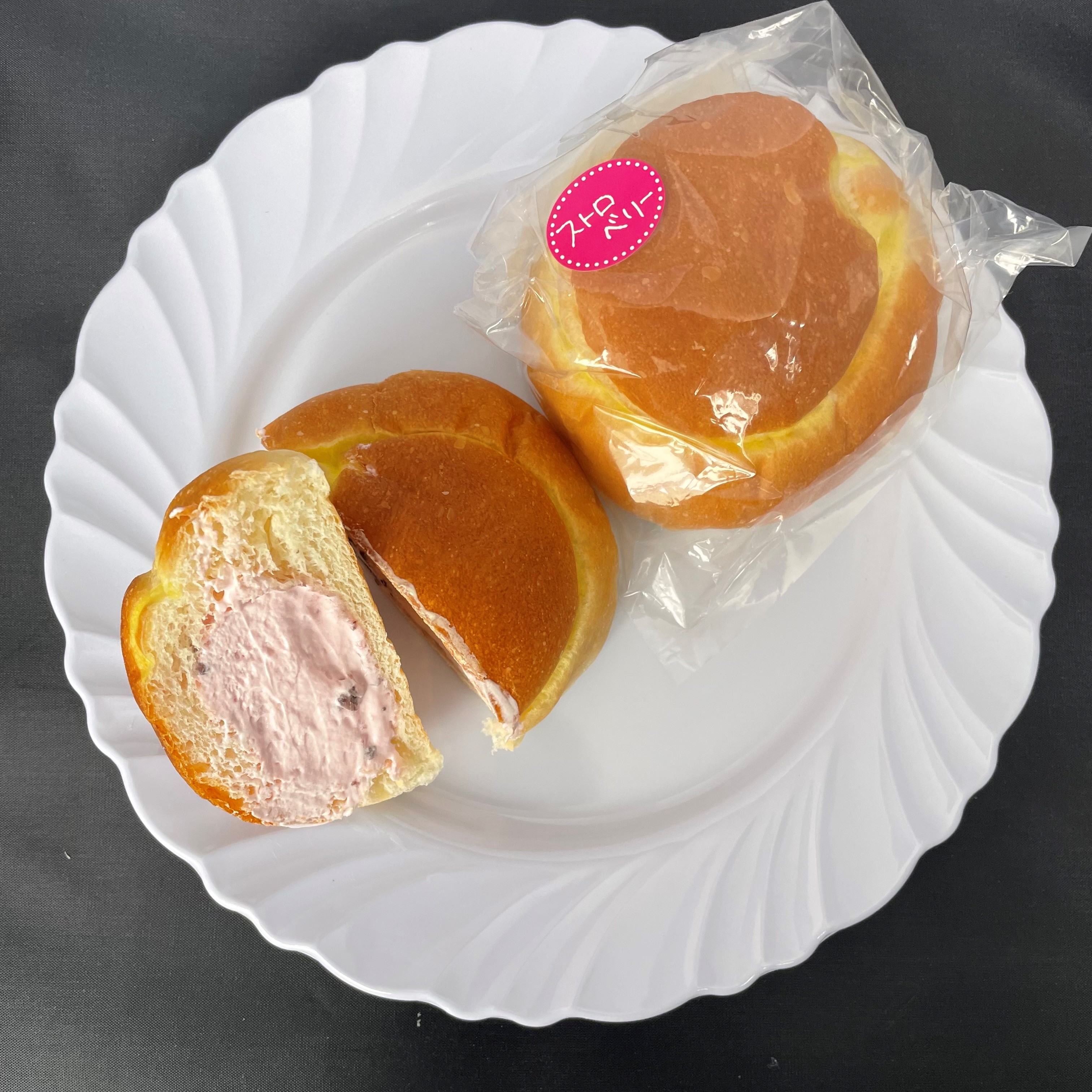 生クリームあんぱん(いちご)